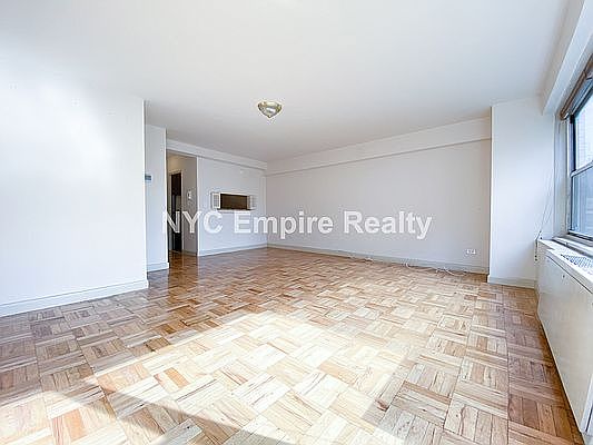 5th image of 33 Greenwich Ave APT 5L