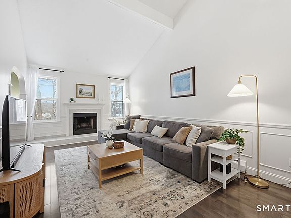 4th image of 39 Schoolhouse Crossing