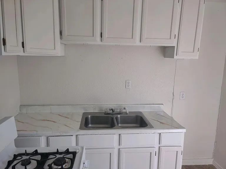 1813 Peachtree Ave — Photo 2