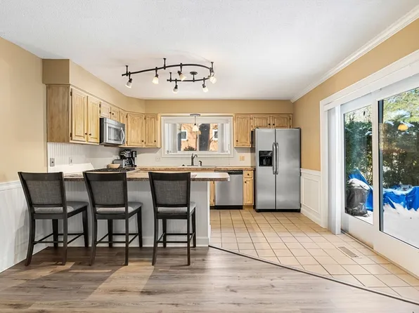 4 Gentry Ln, Uxbridge, MA 01569