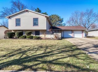 182 Lockwood Ln, Bloomingdale, IL 60108