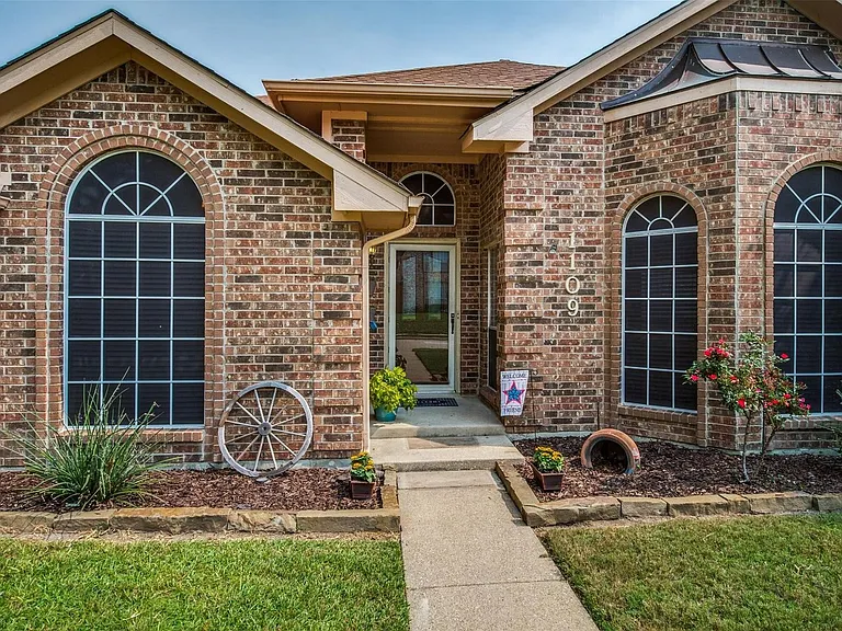 1109 Ashby Dr — Photo 3