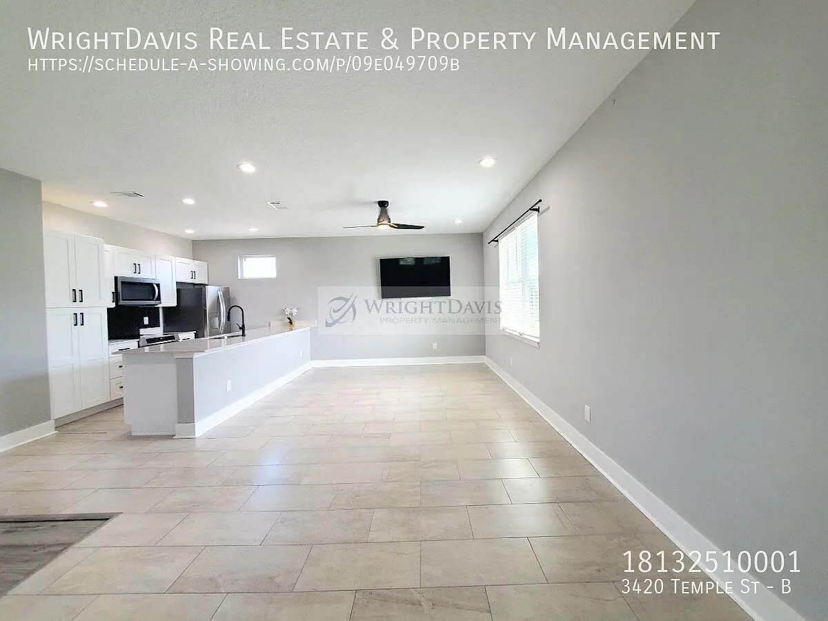 Beautiful 3BD/2BA Second-Floor Duplex with Modern Interior — Photo 4