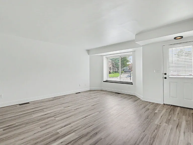 862 London Green Way — Photo 3