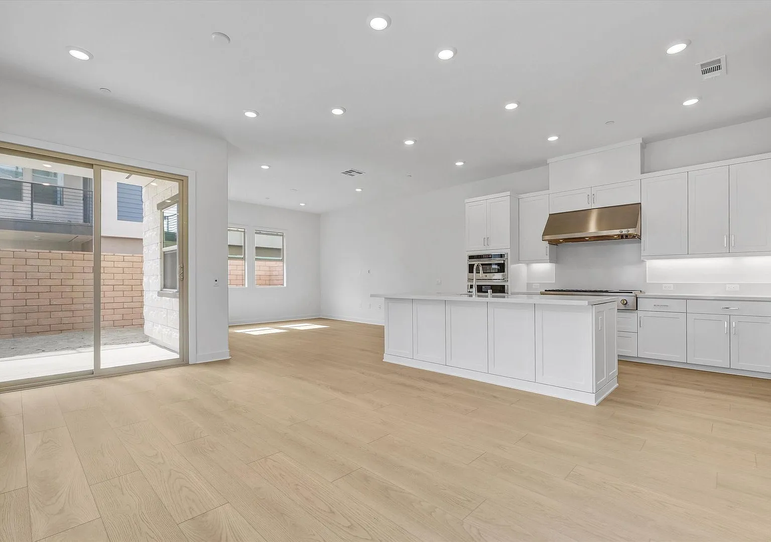 Modern Gated Townhome in Montebello 4BD/4BA, Built 2024 — Photo 3