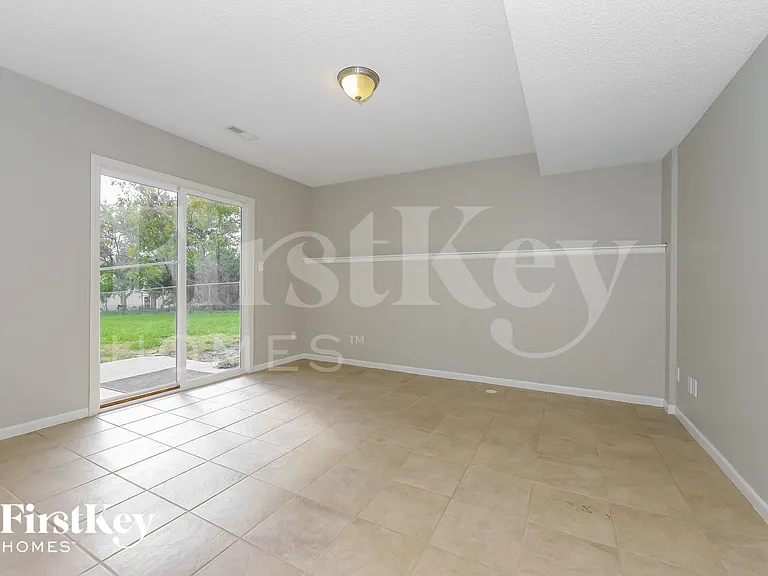 609 Rosehill Dr — Photo 3