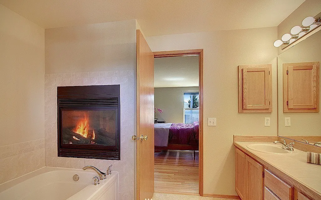 4 bed, 2.5 bath, 2110 sqft, $3,700 — Photo 2