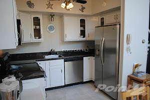 Kitchen w/newer appliances