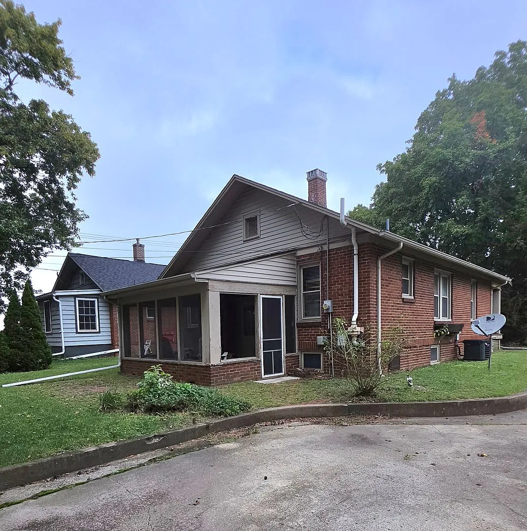 Two Bed Bungalow near Mattis Ave — Photo 2