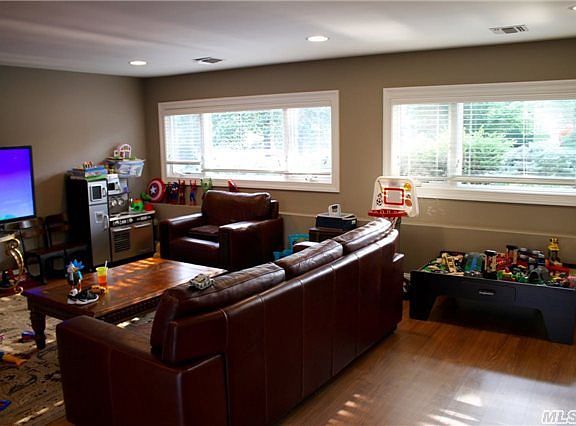 4th image of 18 Hazelwood Dr