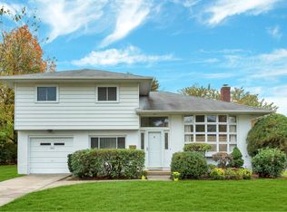 352 White Birch Ln, Jericho, NY 11753