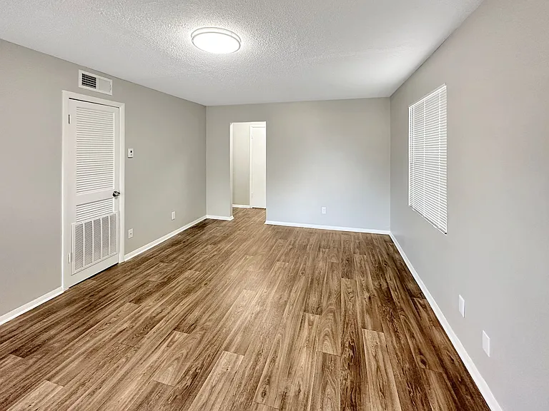 Valley Creek Apartments — Photo 26