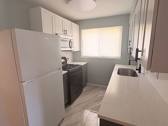 5th image of 1648 Summit Rd APT 4