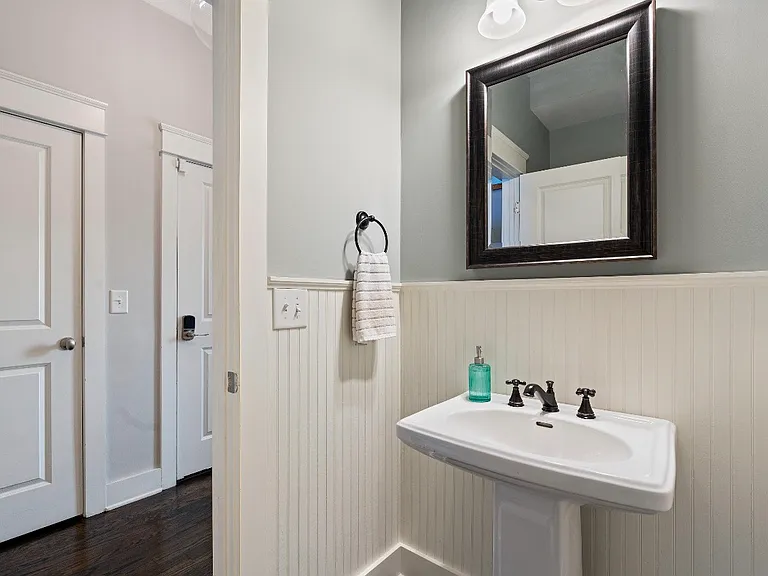 1109 Lawrence Ave — Photo 16