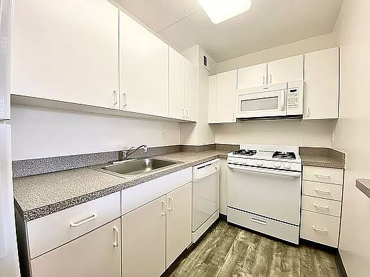 3rd image of 14220 Franklin Ave APT 3Y