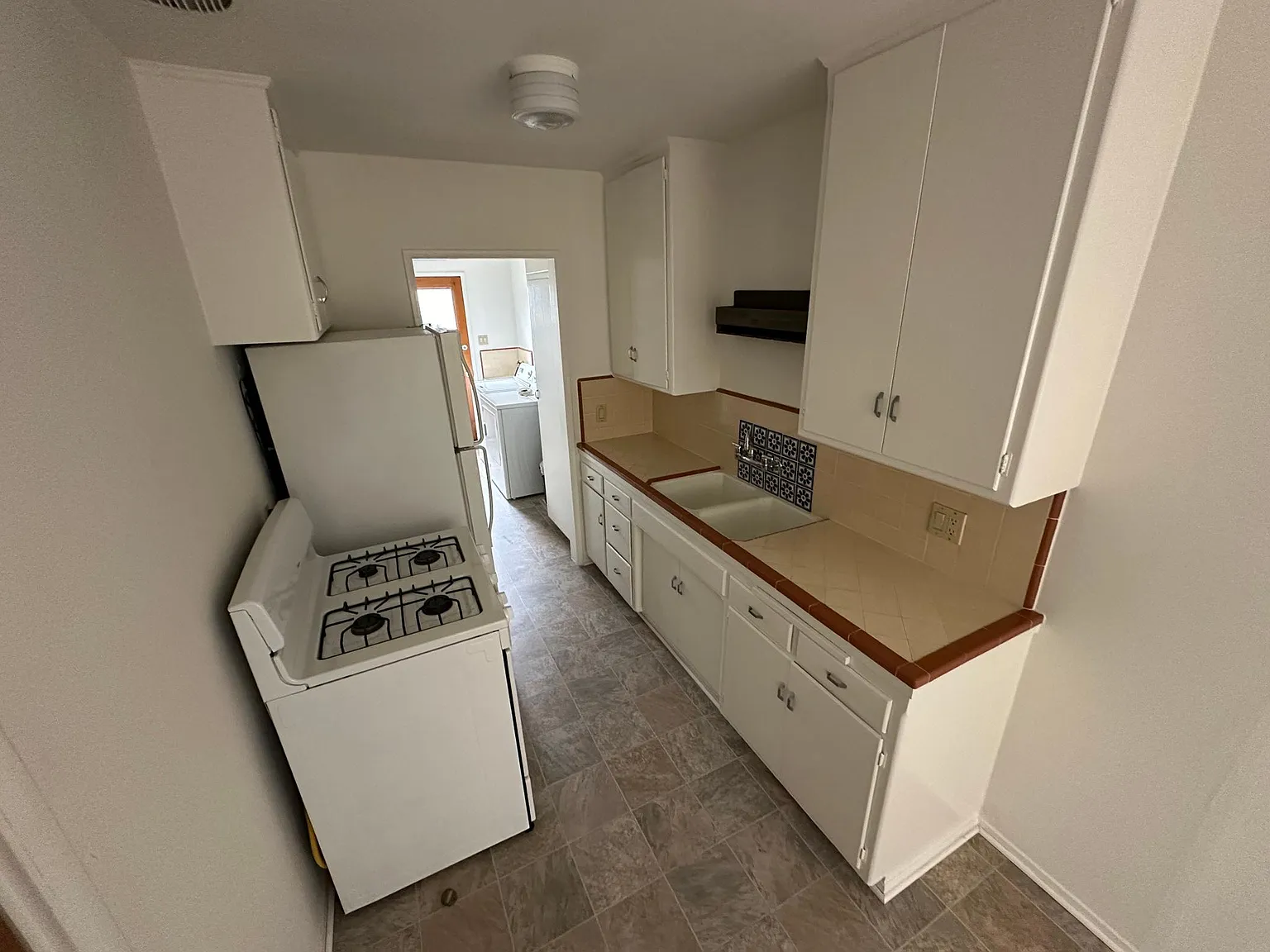 1 bed, 550 sqft, $1,800 — Photo 2