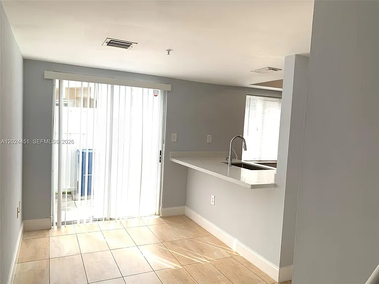 143 Riviera Cir #143 — Photo 4