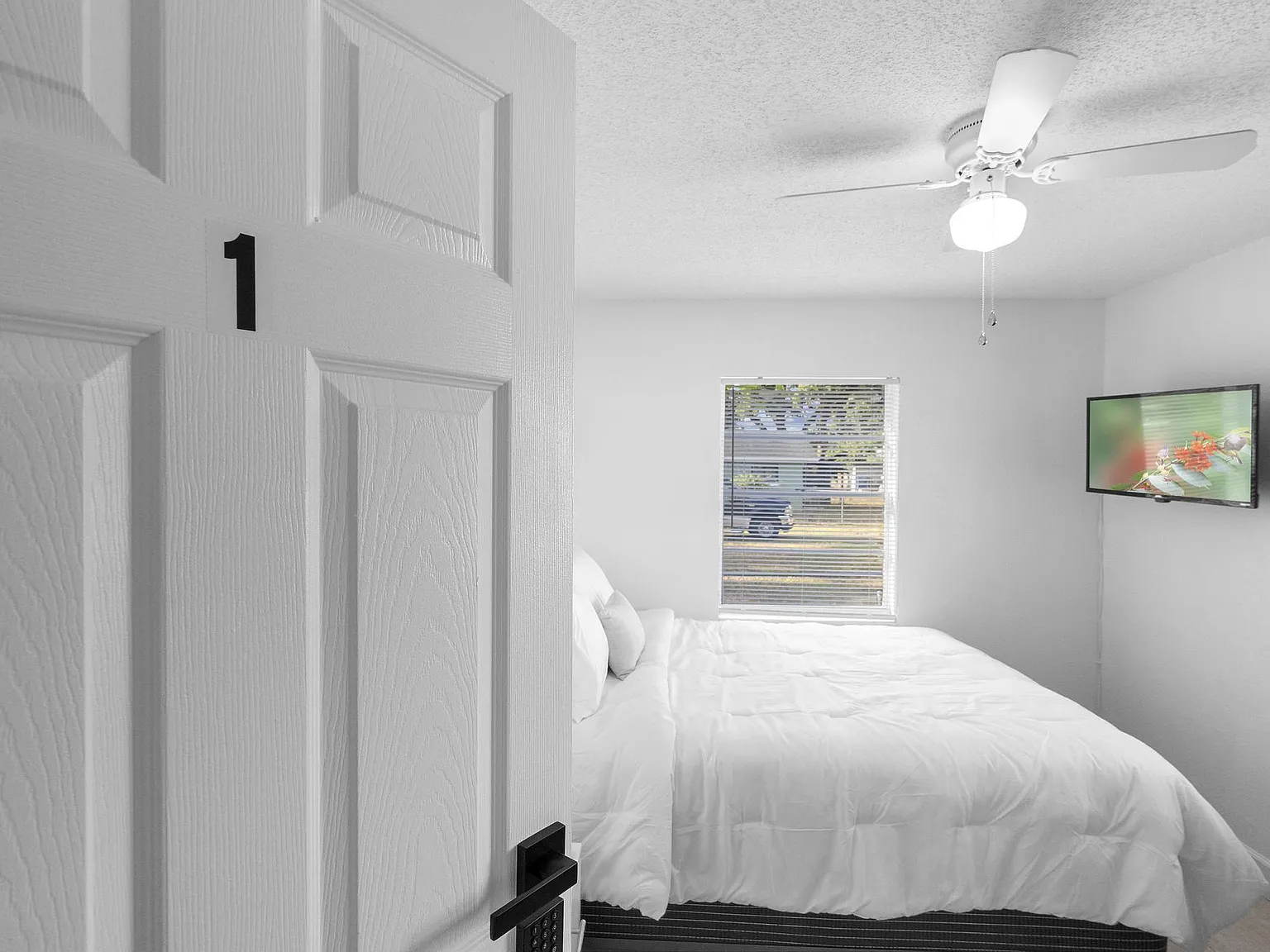 Cozy full room with workspace, TV & closet move-in ready in Sanford, FL