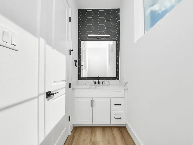 2424 Harrington St — Photo 15