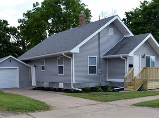 609 N 2nd Ave W, Newton, IA 50208