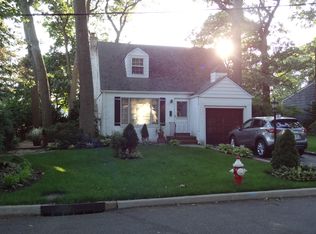 10 Oak Ridge Ln, Albertson, NY 11507