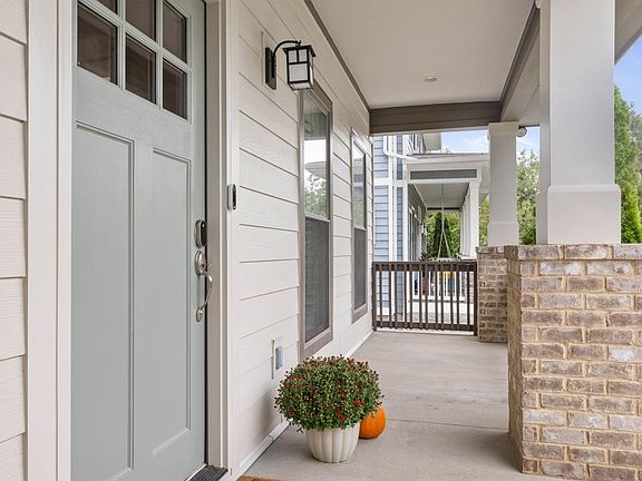 5th image of 2528 Ashwood Ave