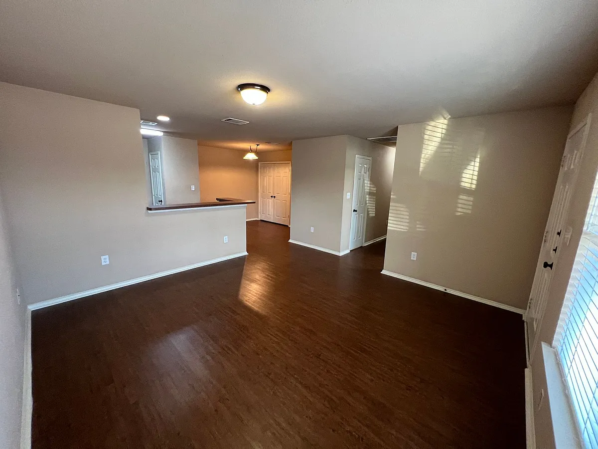 Building Photo - 2701 Lovers Ln
