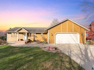 609 N Oak Ridge Rd, Brandon, SD 57005