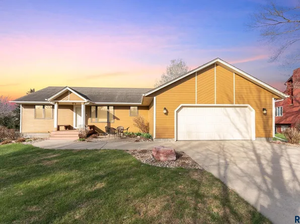 609 N Oak Ridge Rd, Brandon, SD 57005