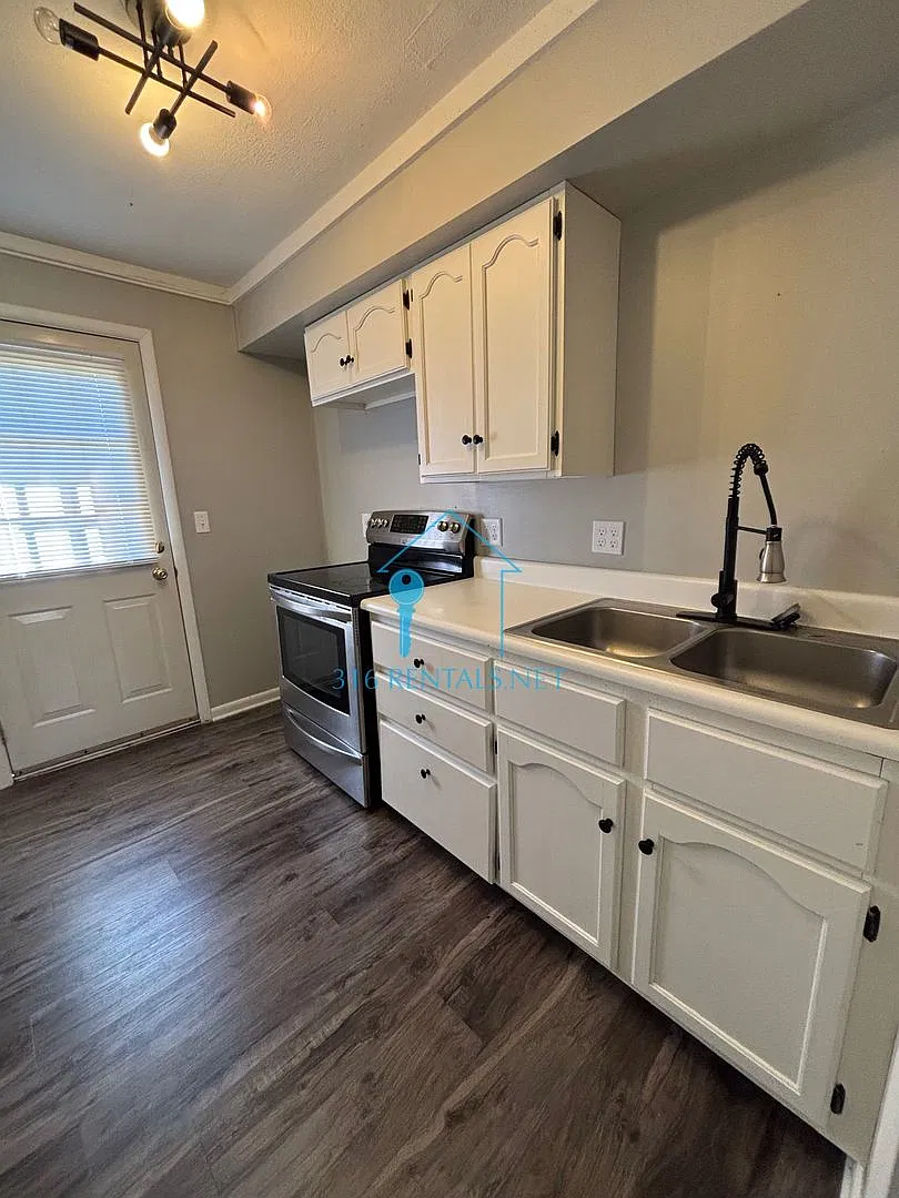 Two bed one bath duplex for rent NOW! — Photo 4