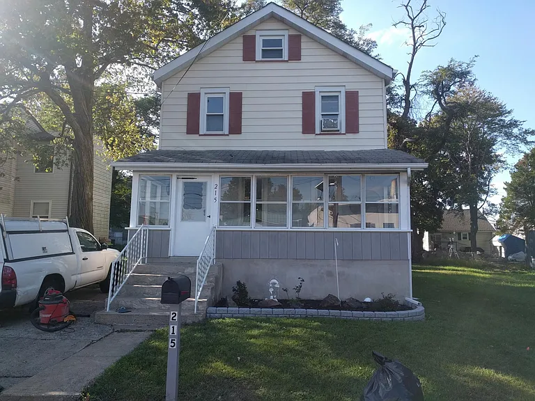 215 Dryden Ave — Photo 1