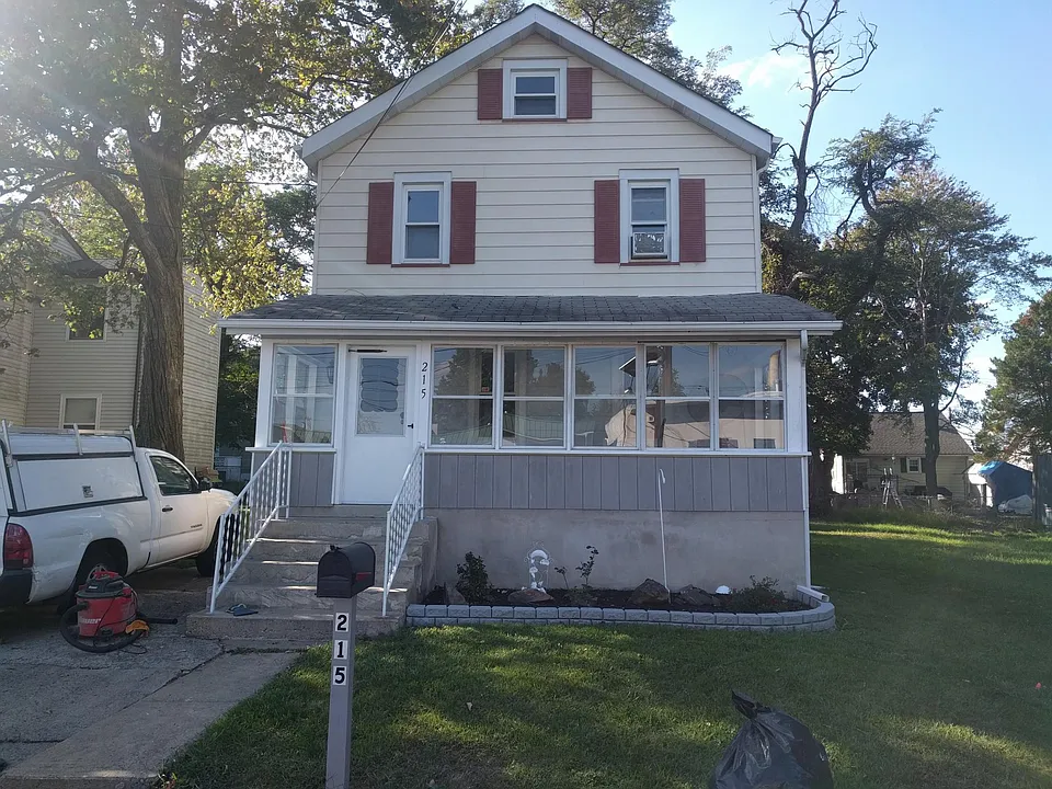 215 Dryden Ave