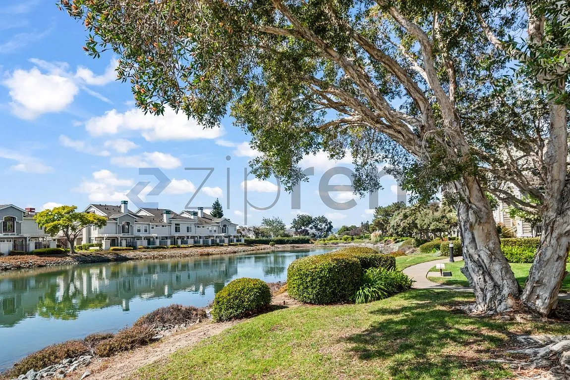 3 bed, 2.5 bath, 1610 sqft, $6,825 — Photo 2