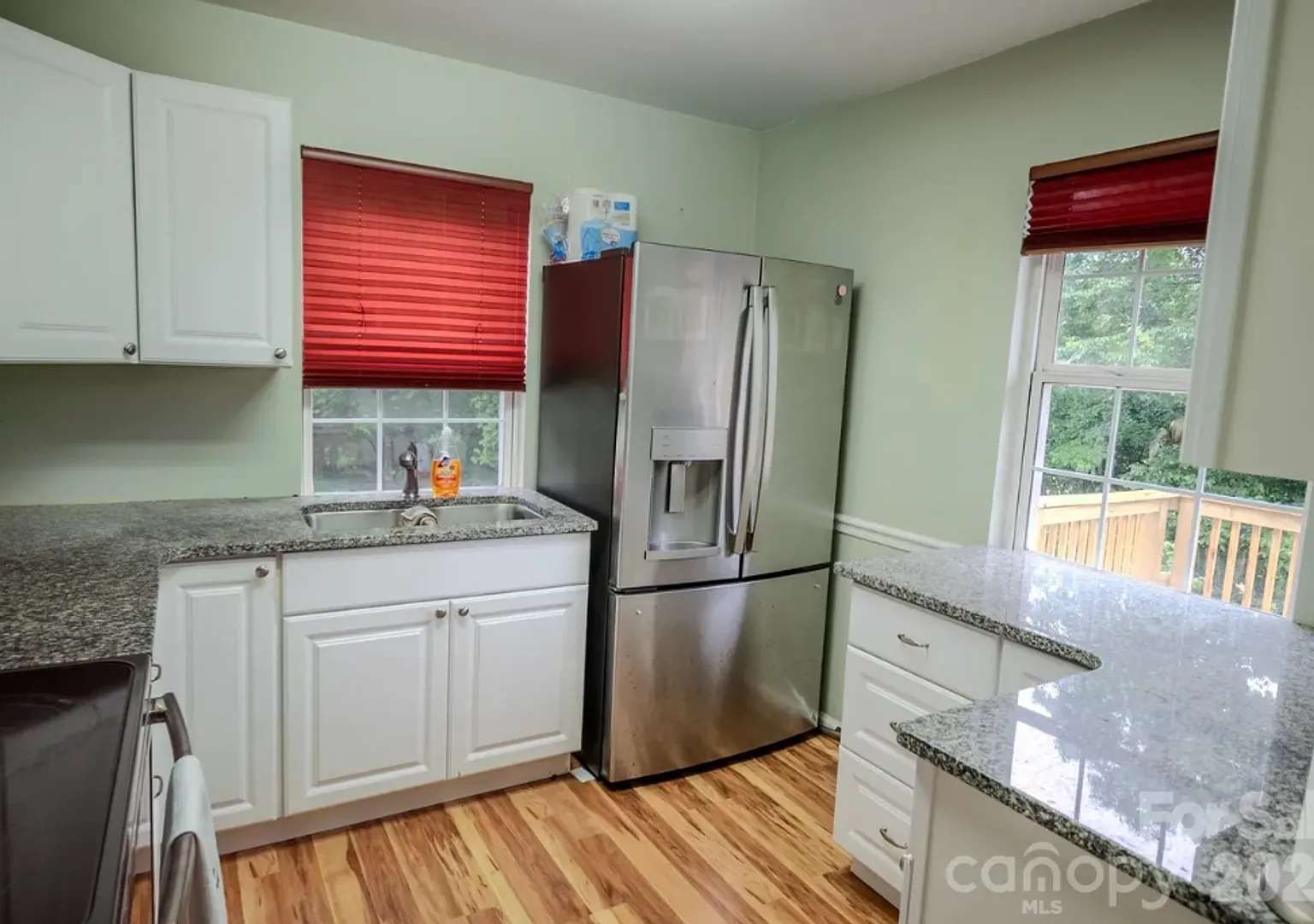 Move in Special: Bright 2 Bedroom Home with Deck, Patio & Beautiful Views — Photo 4