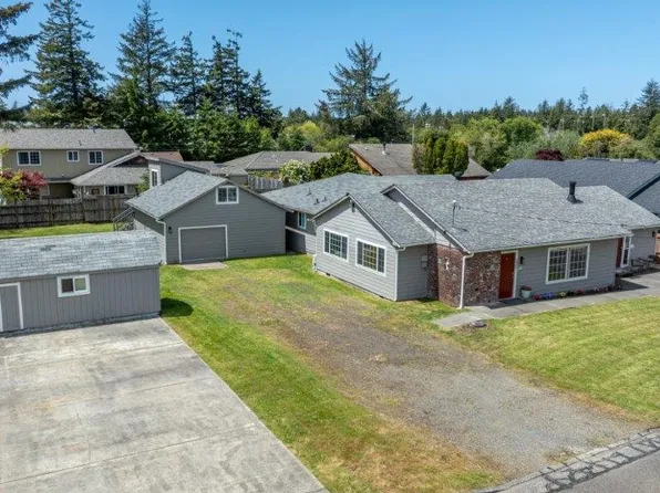 3060 Pine St, North Bend, OR 97459