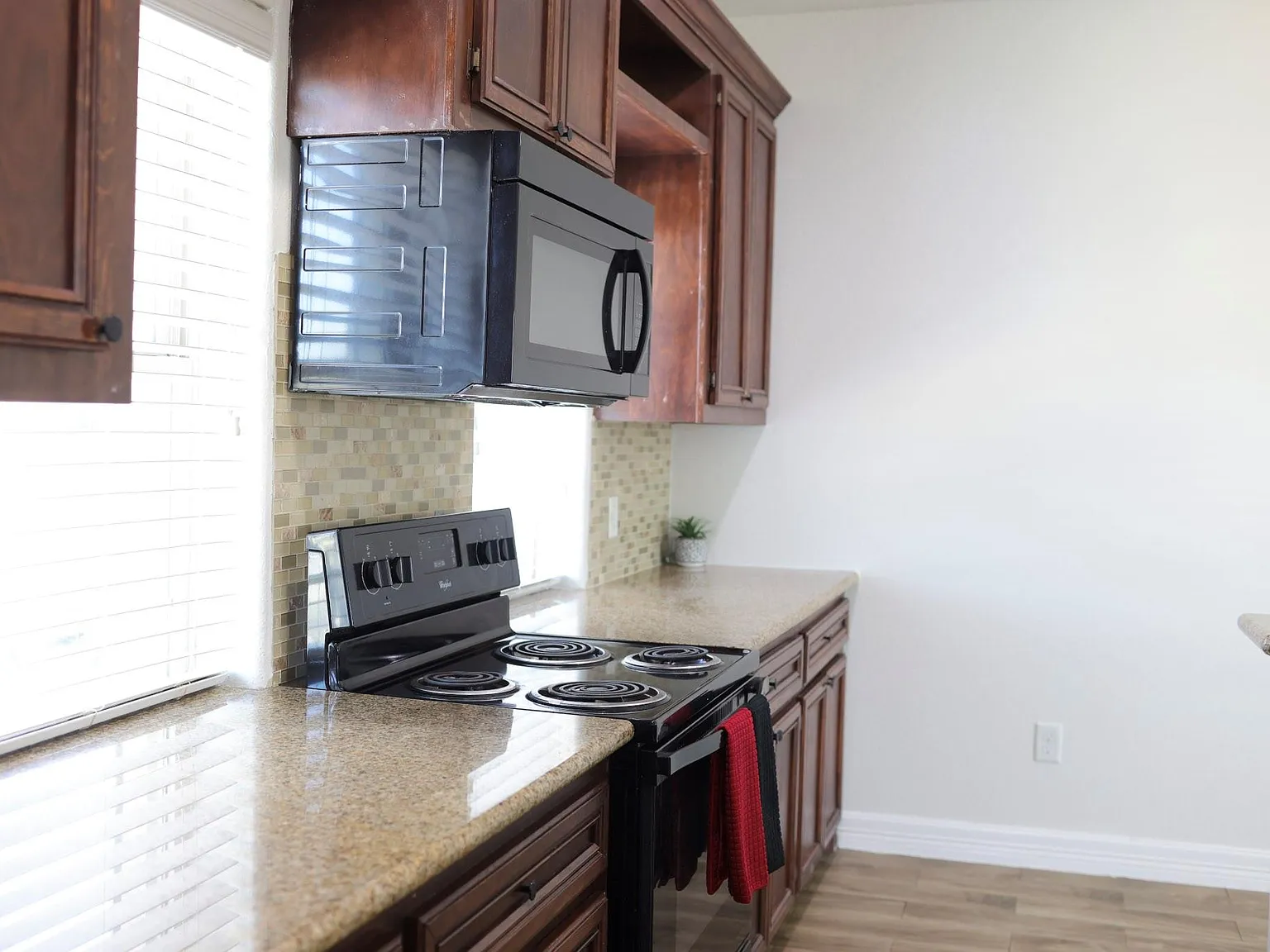 2 bed, 1.0 bath, 900 sqft, $1,100 — Photo 1