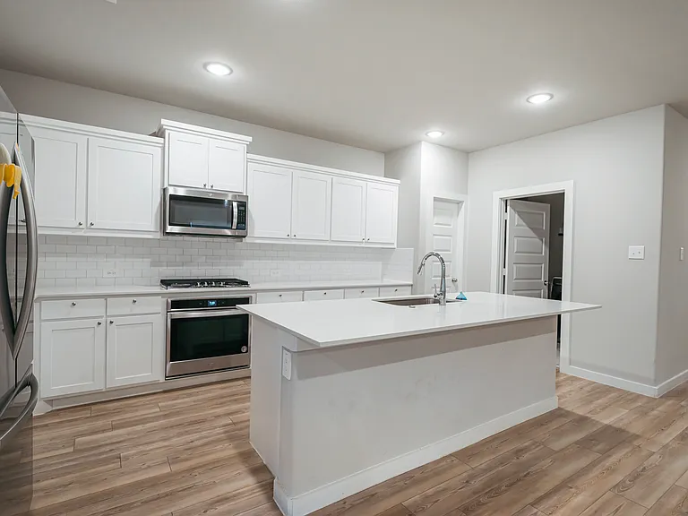 318 Waters Ridge Dr — Photo 2