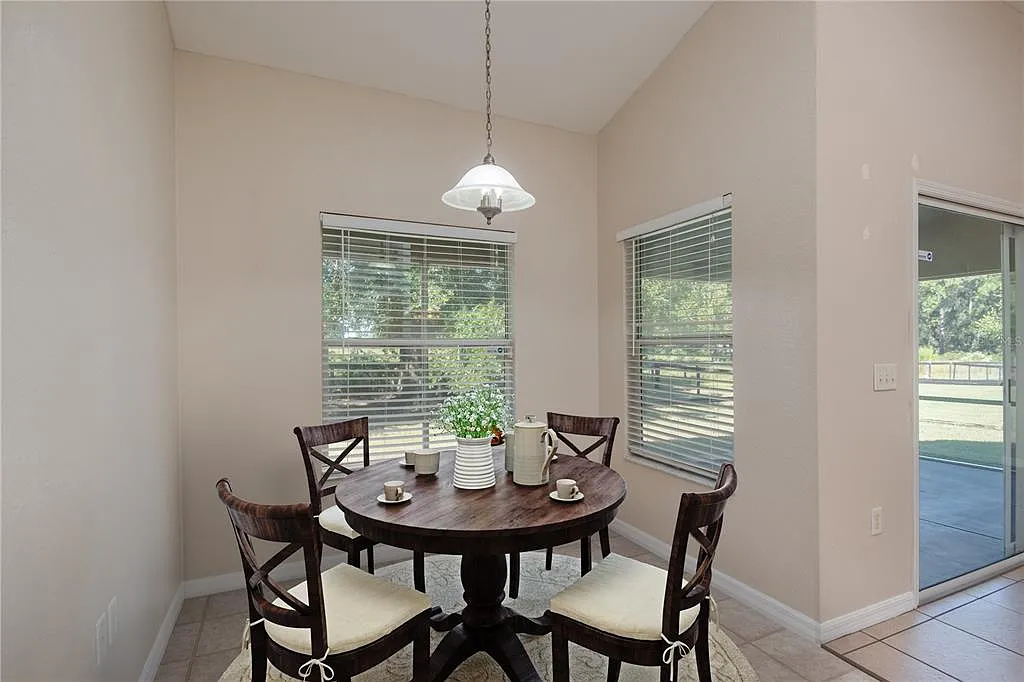 3 bed, 2.0 bath, 1663 sqft, $2,100 — Photo 4
