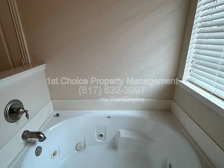 1835 Woodchase Dr — Photo 16