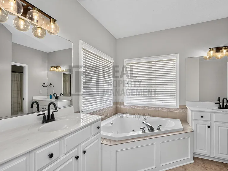 2305 NE Hanover Ct — Photo 19