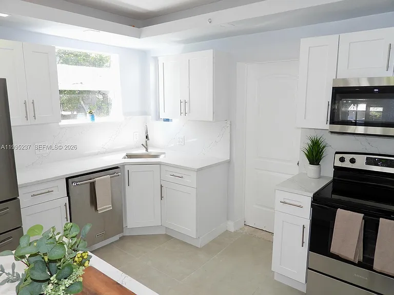 715 Hollywood Blvd — Photo 10
