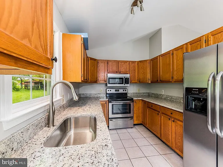 11802 Oakdale Ct — Photo 5