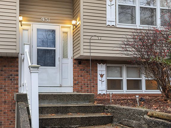 2nd image of 951 Woodside Dr