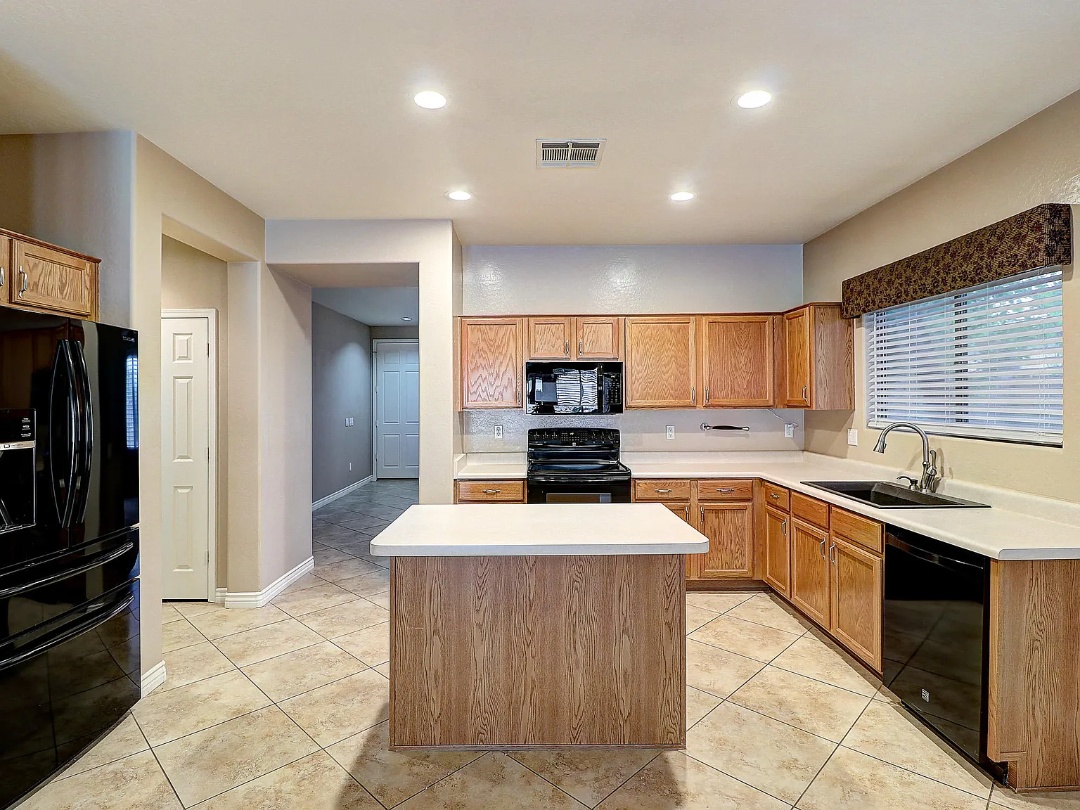4 bed, 2.0 bath, 2011 sqft, $2,600 — Photo 4