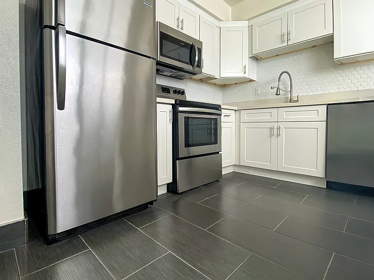 The Diplomat Apartments — Photo 3