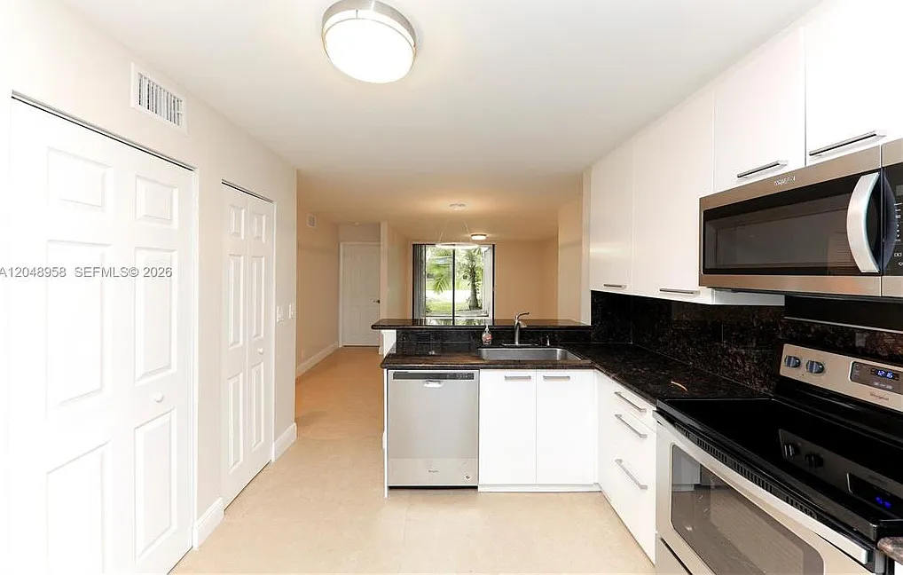 2 bed, 963 sqft, $2,200 — Photo 2