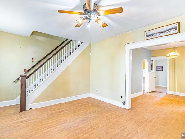 3 Laurel Pl, East Rutherford, NJ 07073