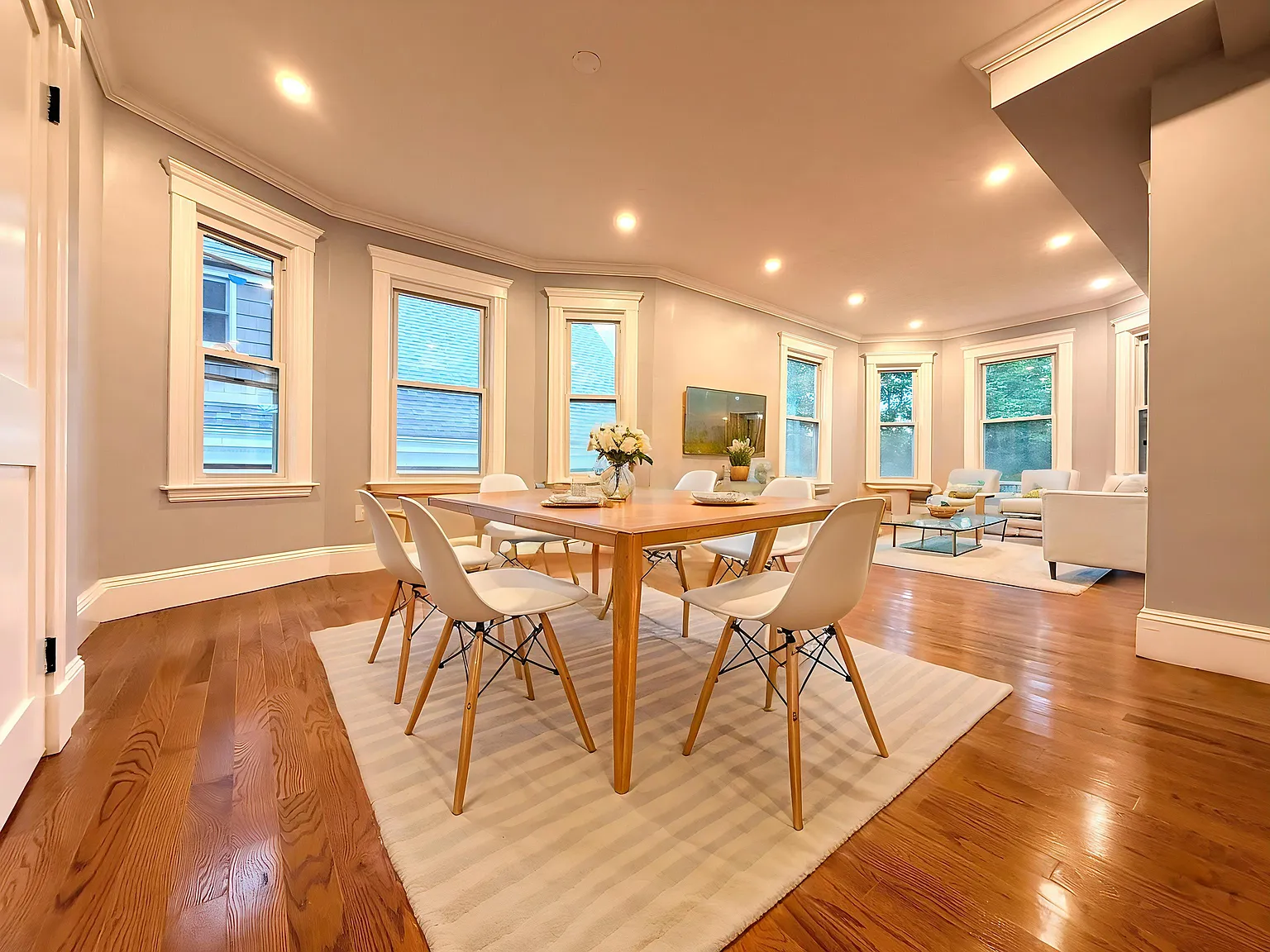 4 bed, 2500 sqft, $5,800 — Photo 2