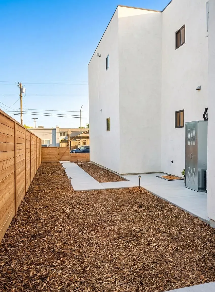 4911 Glen St — Photo 2