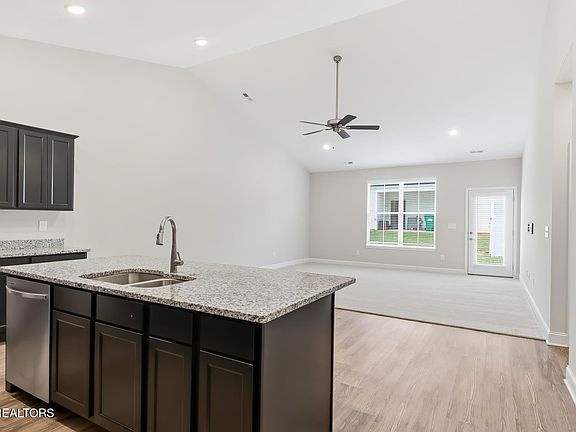 5th image of 176 Gray Wolf Way